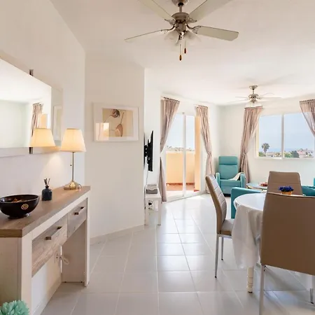 Апартаменты Cozy With Sea Views