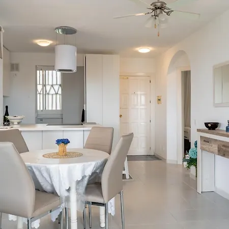 Апартаменты Cozy With Sea Views